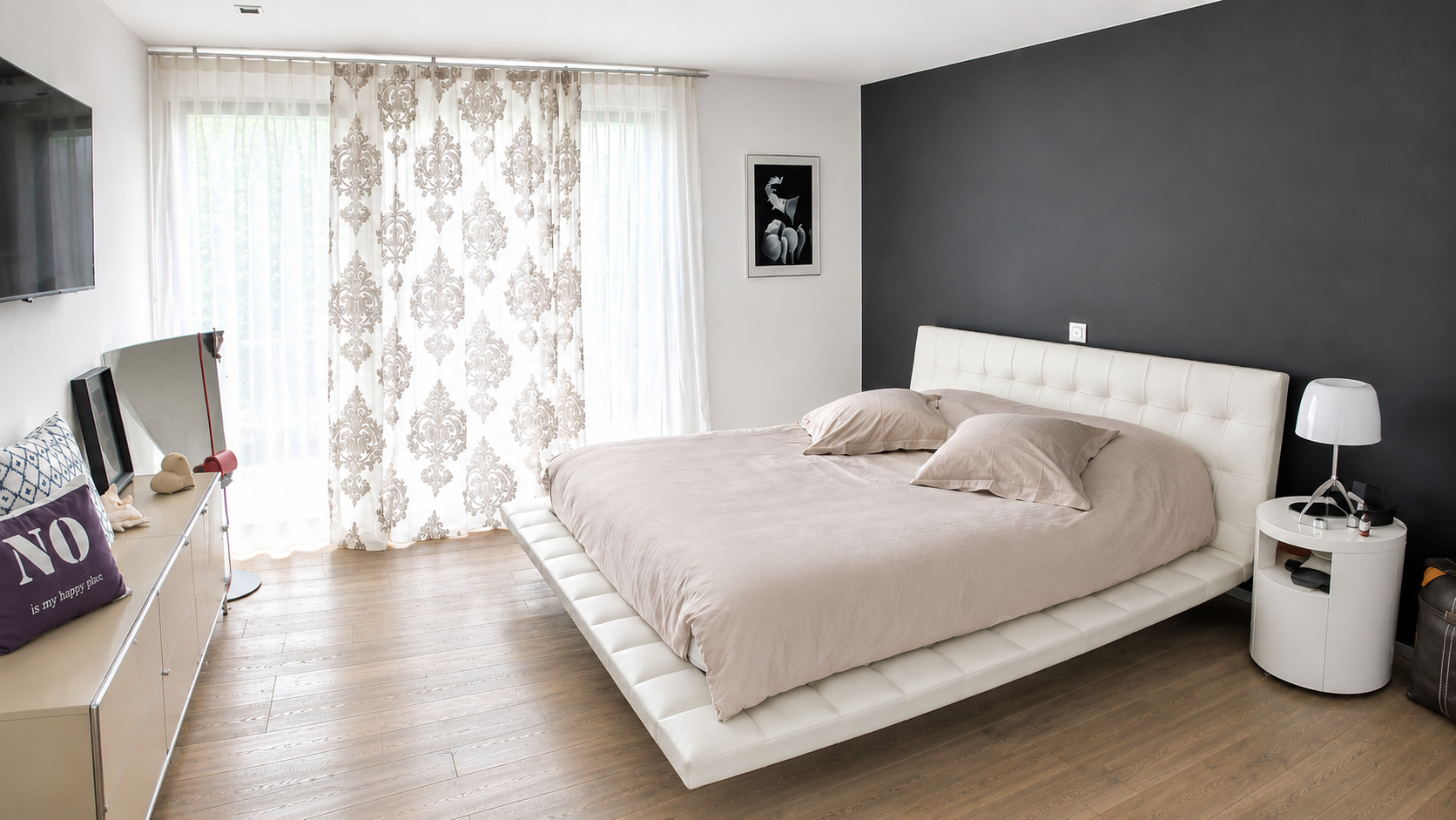 Modernes Schlafzimmer mit dunkler Akzentwand