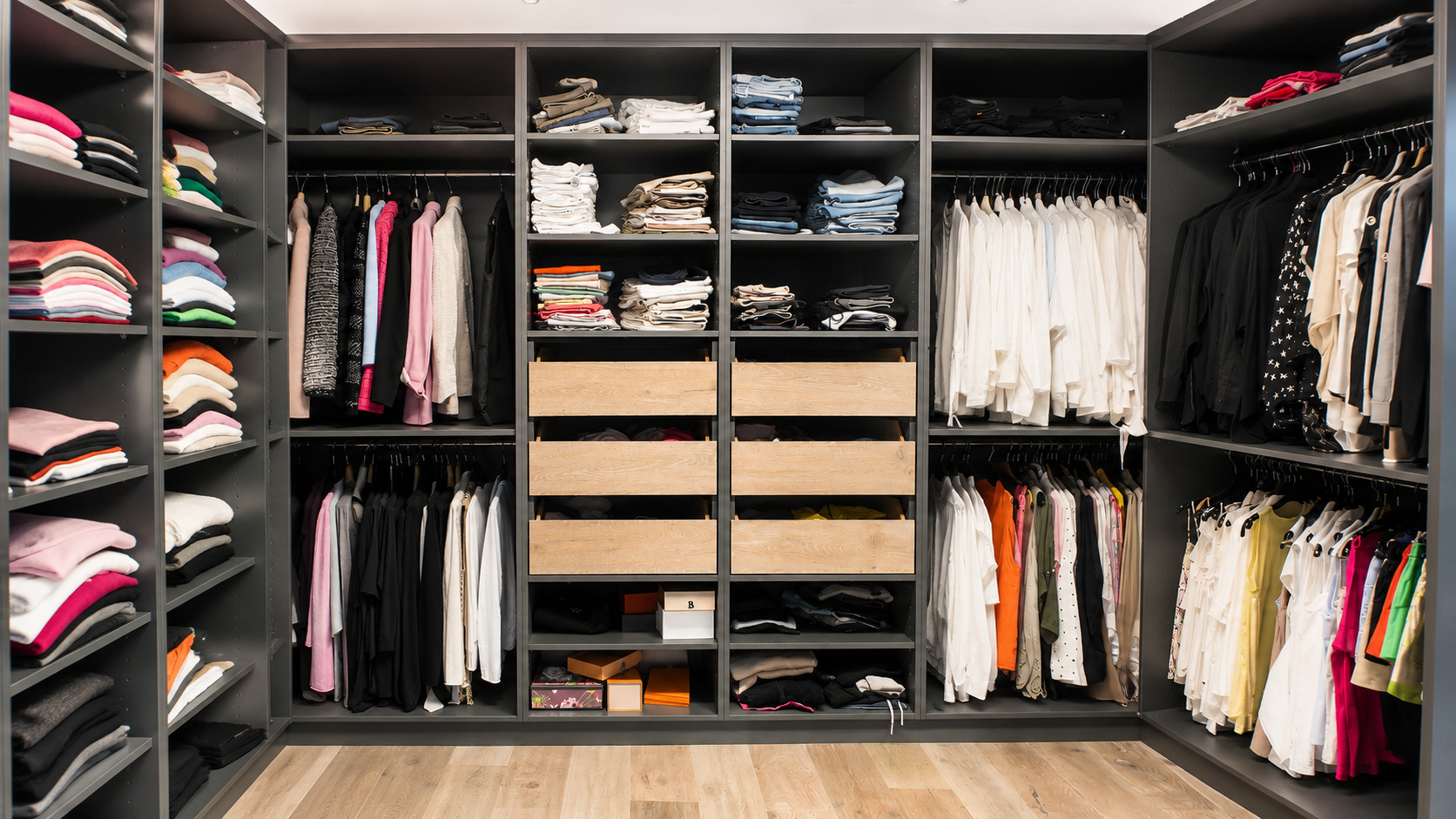 Begehbarer Kleiderschrank mit offenen Regalen