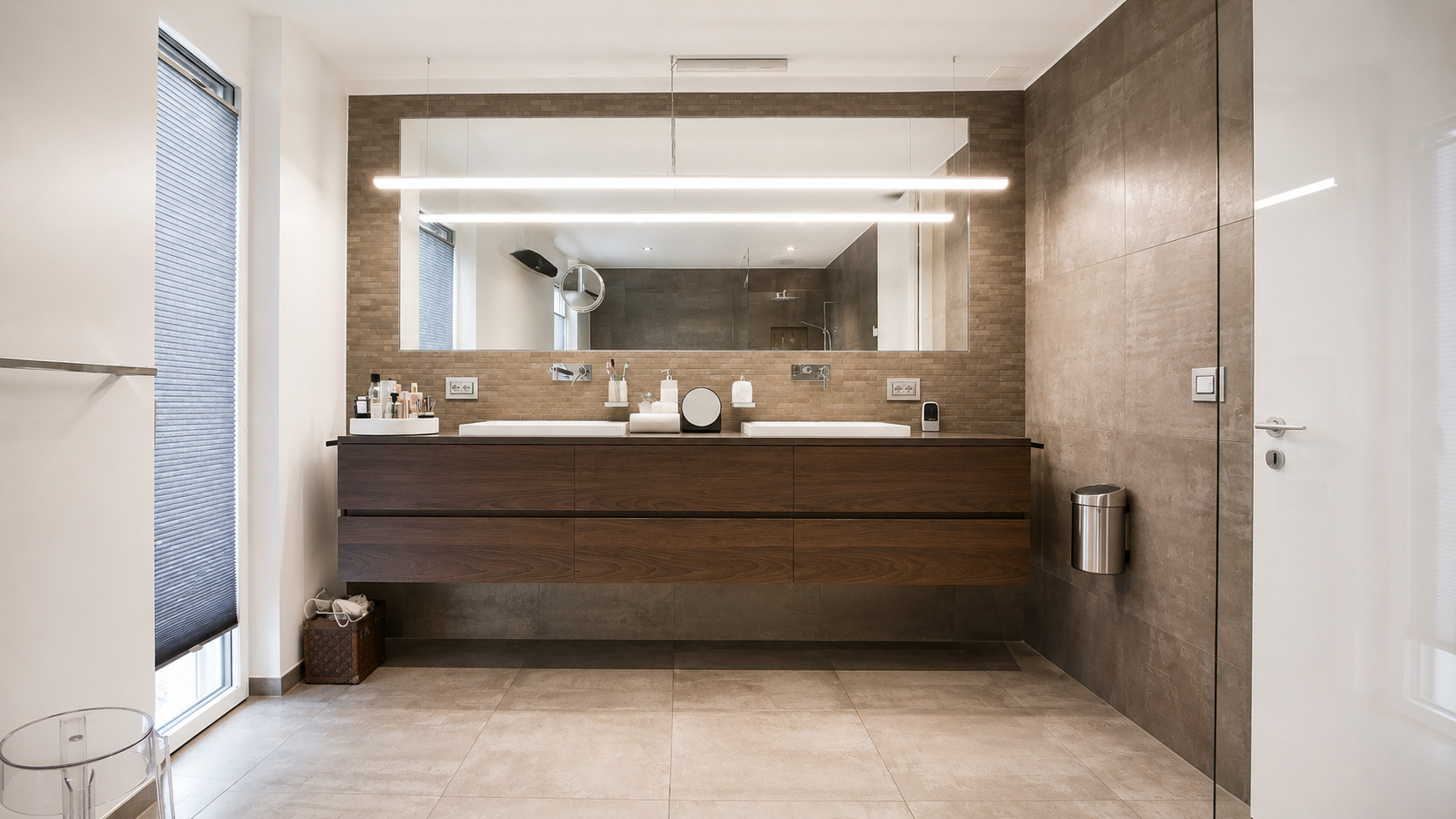 Modernes Badezimmer mit Doppelwaschtisch
