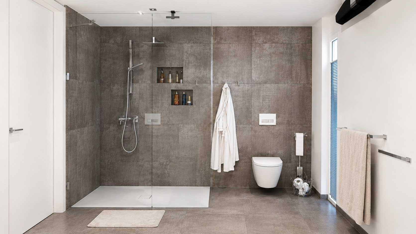 Modernes Badezimmer mit begehbarer Dusche und WC