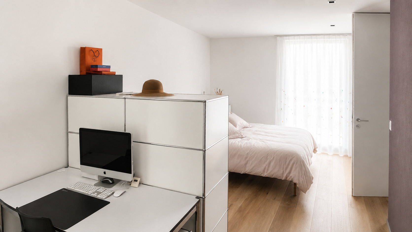 Helles Schlafzimmer mit Arbeitsbereich