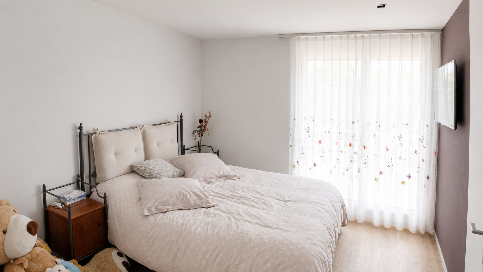 Helles Schlafzimmer mit Doppelbett