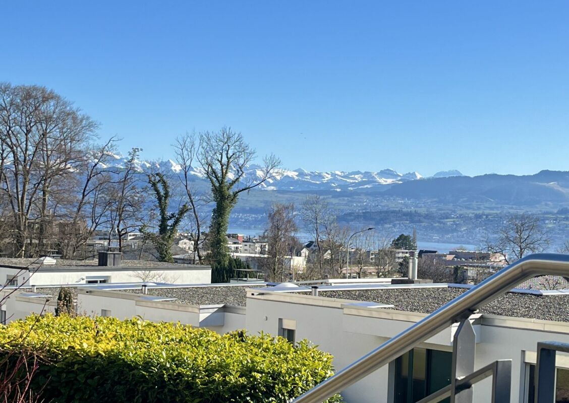 See- und Bergblick von einer Terrasse