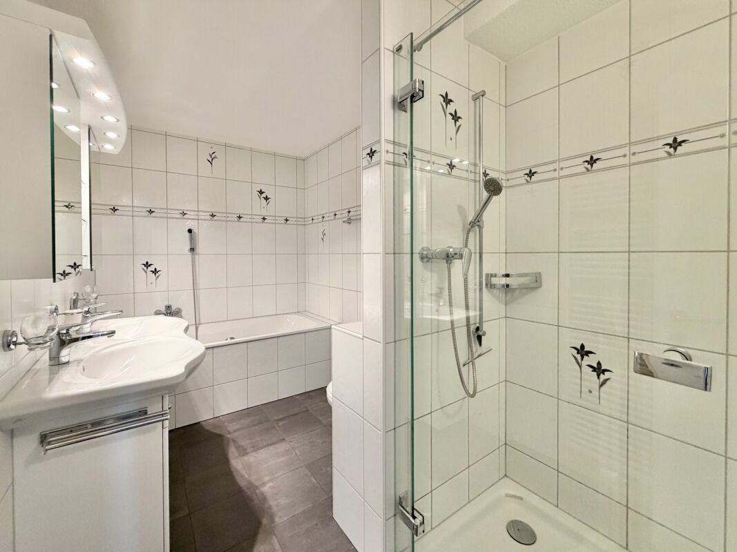 Modernes Badezimmer mit Wanne und Glasdusche