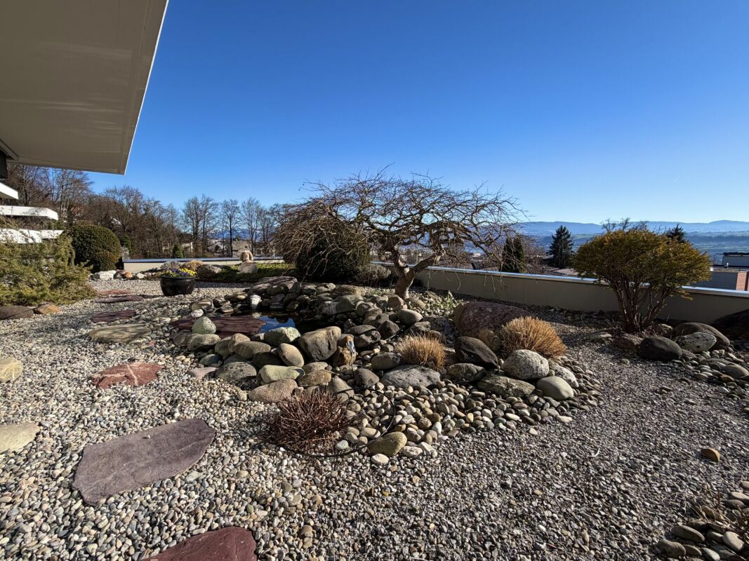 Gartenanlage mit Steingarten und Ausblick