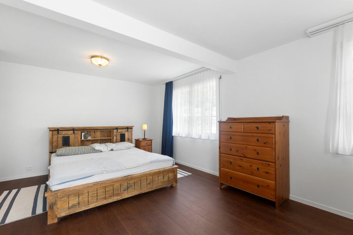 Schlafzimmer mit Holzmöbeln