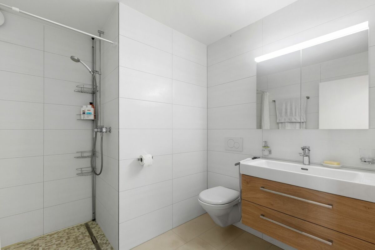 Modernes Badezimmer mit Dusche und Waschtisch