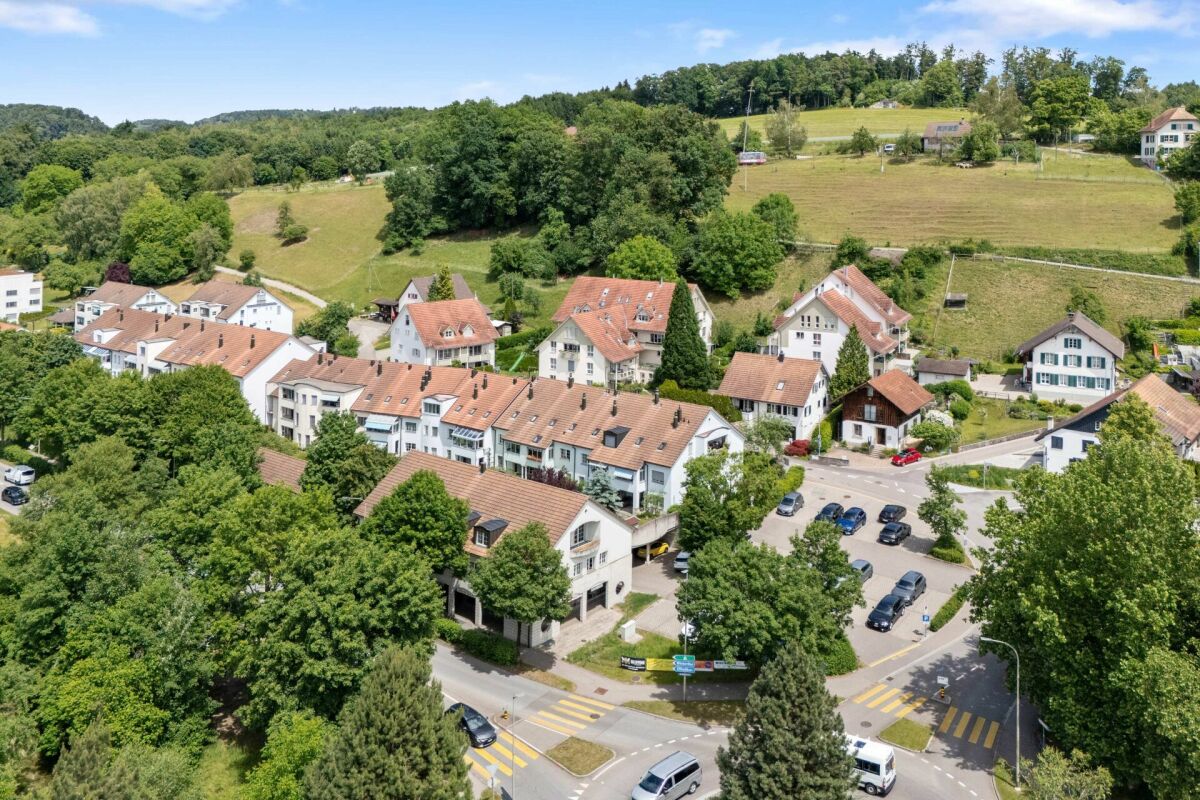 Luftaufnahme eines Wohnviertels mit Häusern und grüner Umgebung
