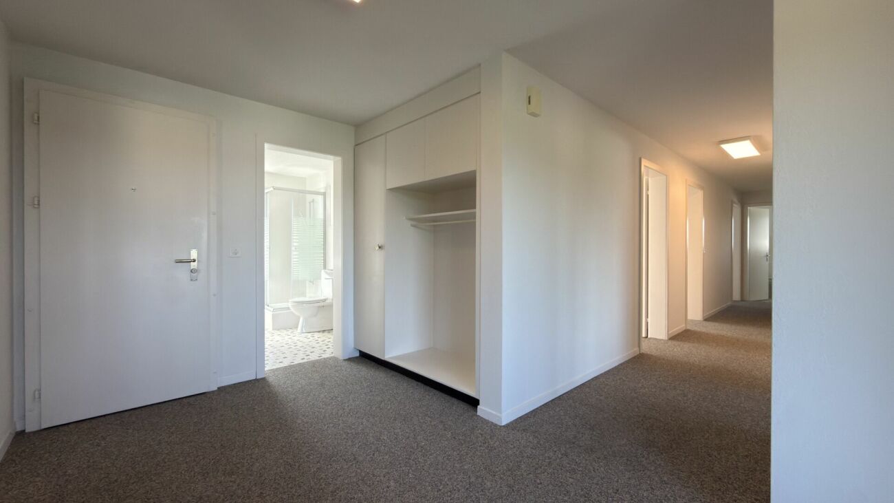 Heller Flur mit Bad und Einbauschrank