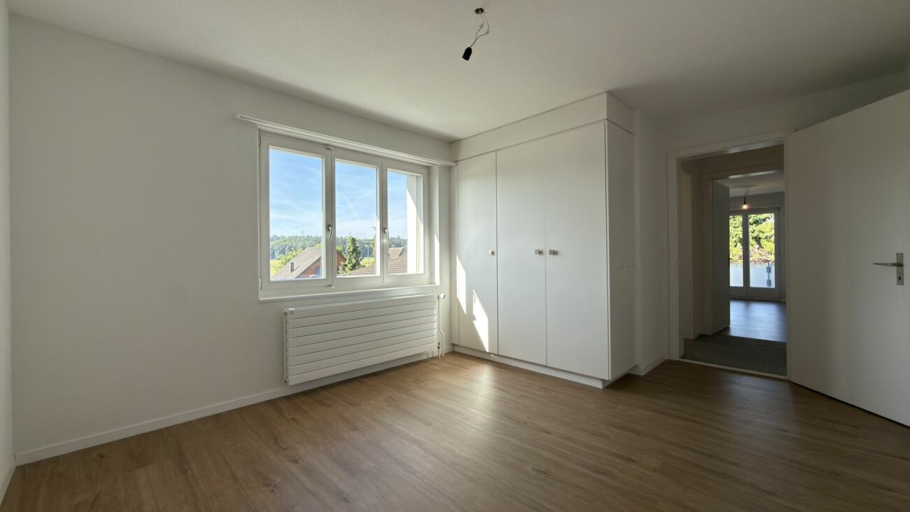 Helles, leeres Schlafzimmer mit Einbauschrank