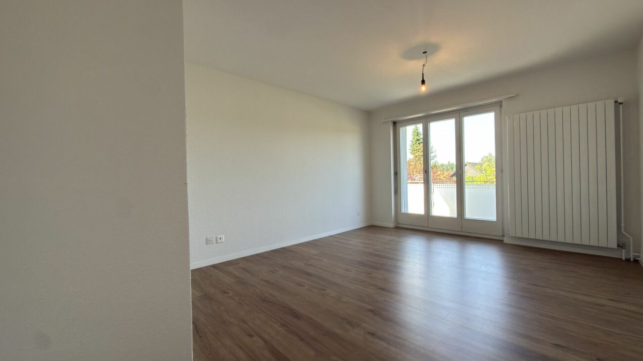 Leeres Wohn- oder Schlafzimmer mit Balkonzugang