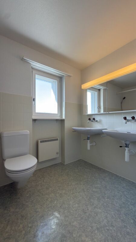 Helles Gäste-WC mit Doppelwaschbecken