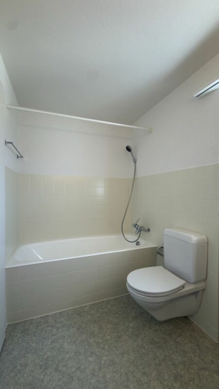 Badezimmer mit Wanne und WC