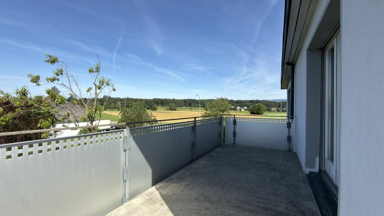 Balkon mit weiter Landschaft