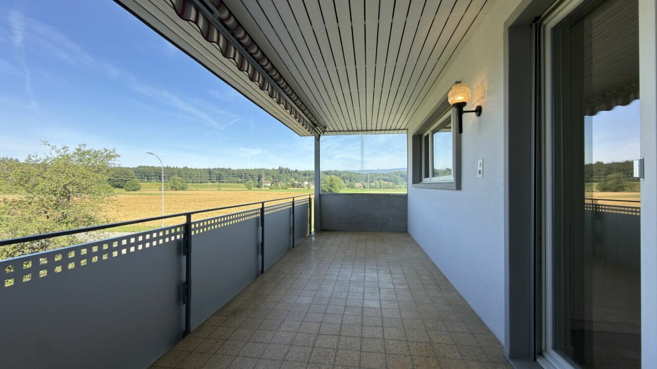 Überdachter Balkon mit weitem Landschaftsblick