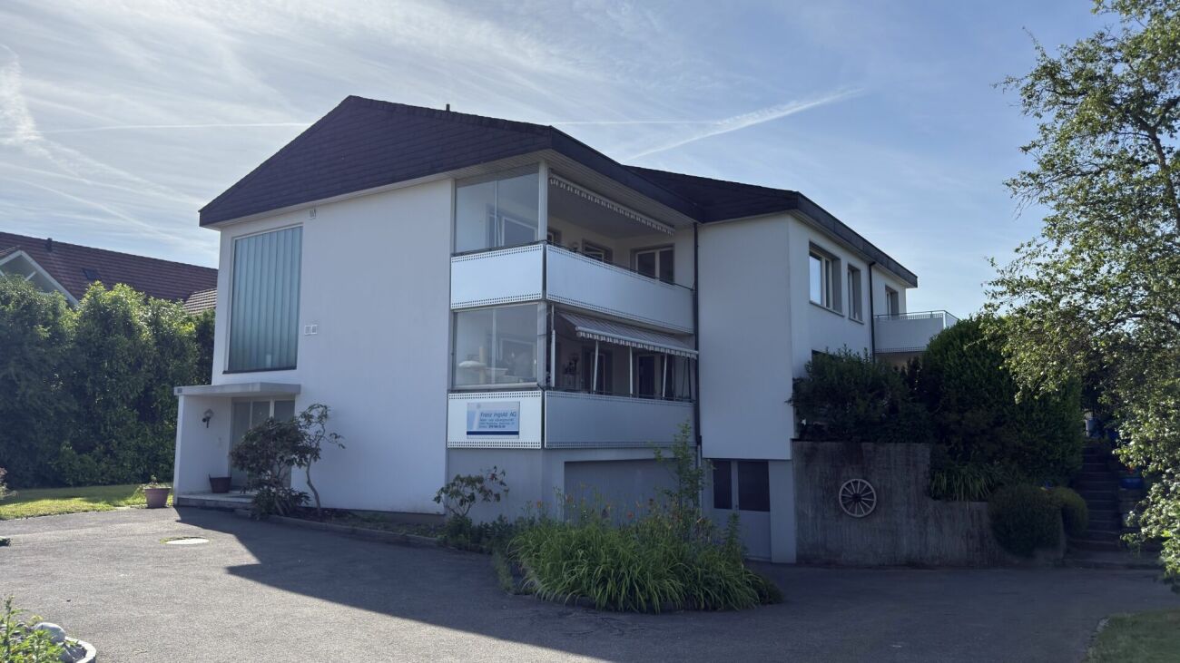 Modernes Mehrfamilienhaus von außen
