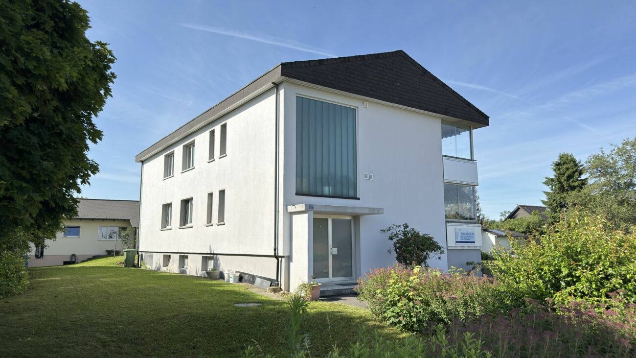 Modernes Mehrfamilienhaus mit weißer Fassade