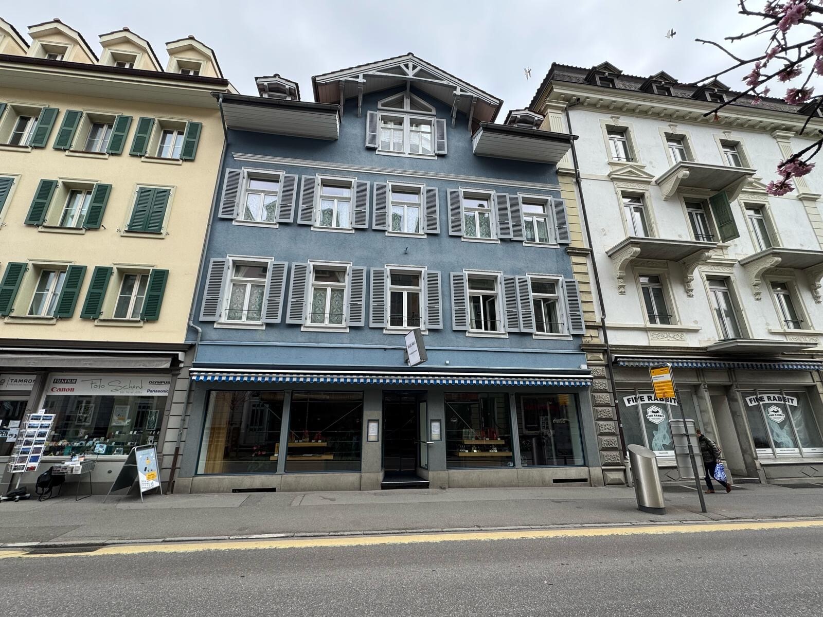 Historische Straßenfassaden mit Ladenlokalen