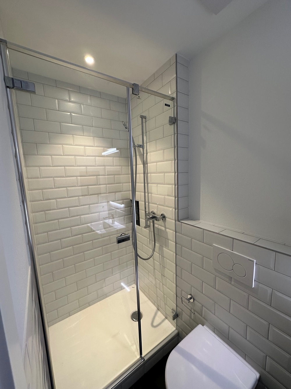 Modernes Duschbad mit WC