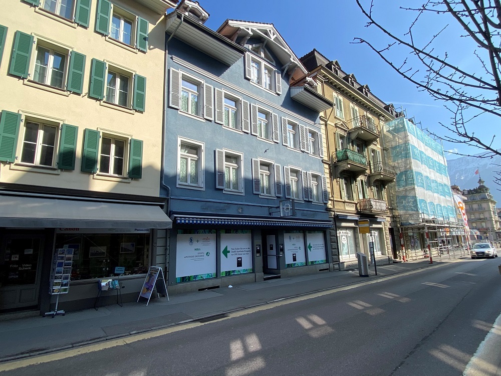 Straßenszene mit historischen Fassaden