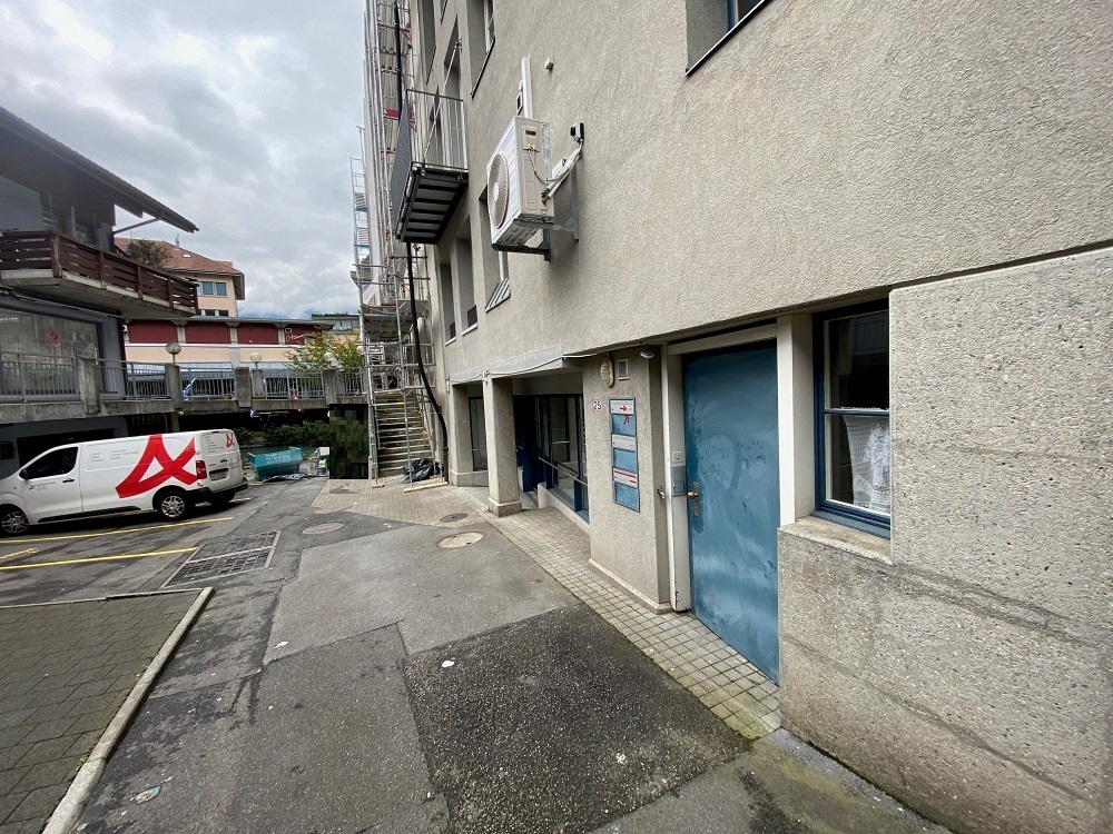 Gewerbe- bzw. Hinterhofzugang an einem mehrstöckigen Gebäude