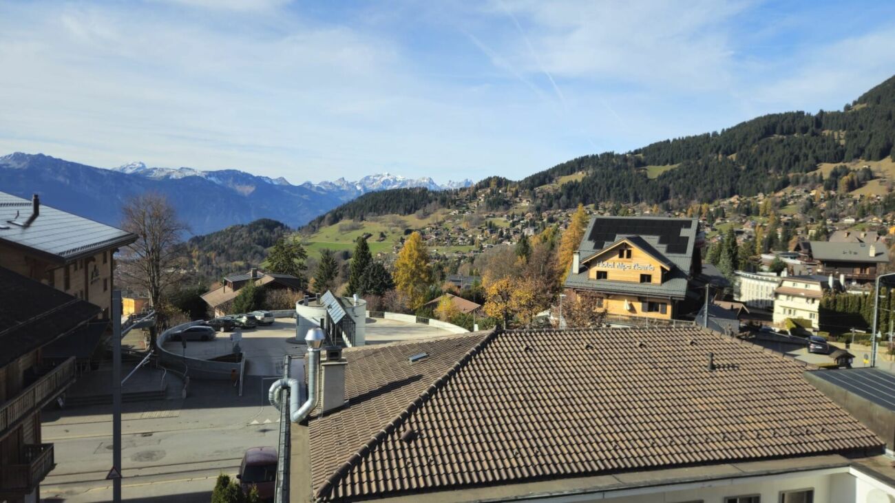 Berglandschaft mit Häusern und Dachansicht