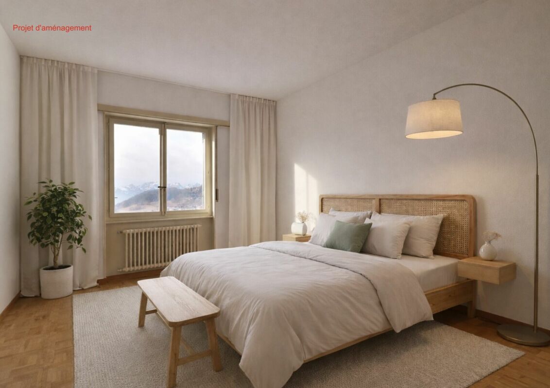 Helles, schlicht eingerichtetes Schlafzimmer mit Bergblick