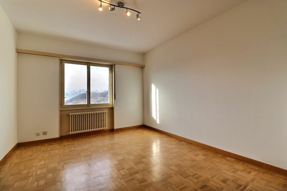 Leerer Wohnraum mit Bergblick