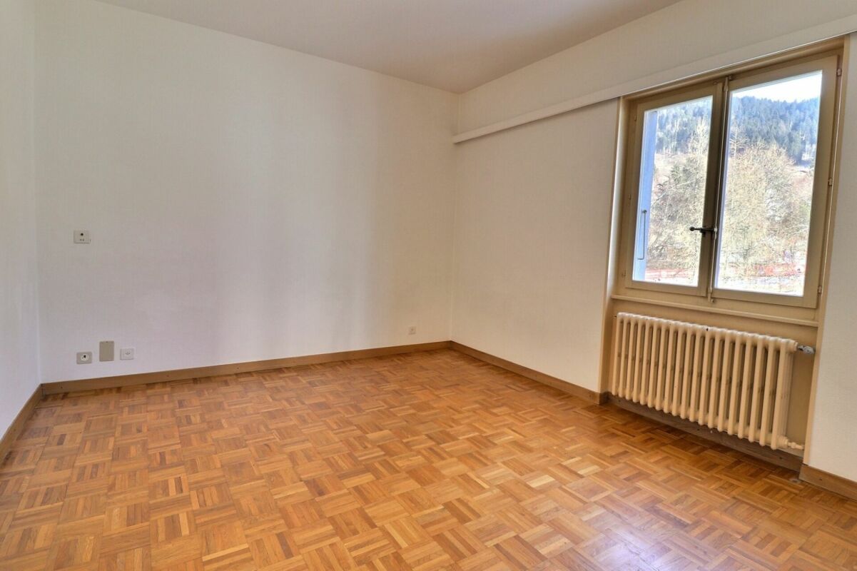 Leerer Raum mit Parkett und Fenster