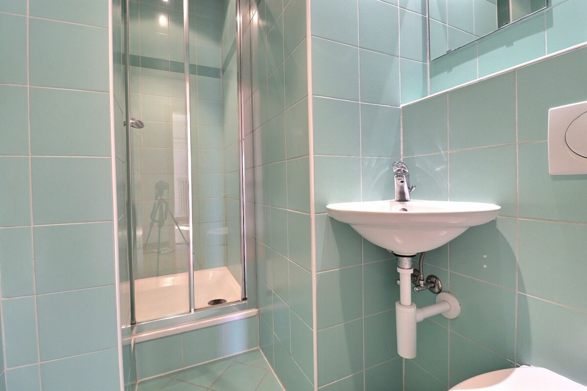Badezimmer mit mintgrünen Fliesen