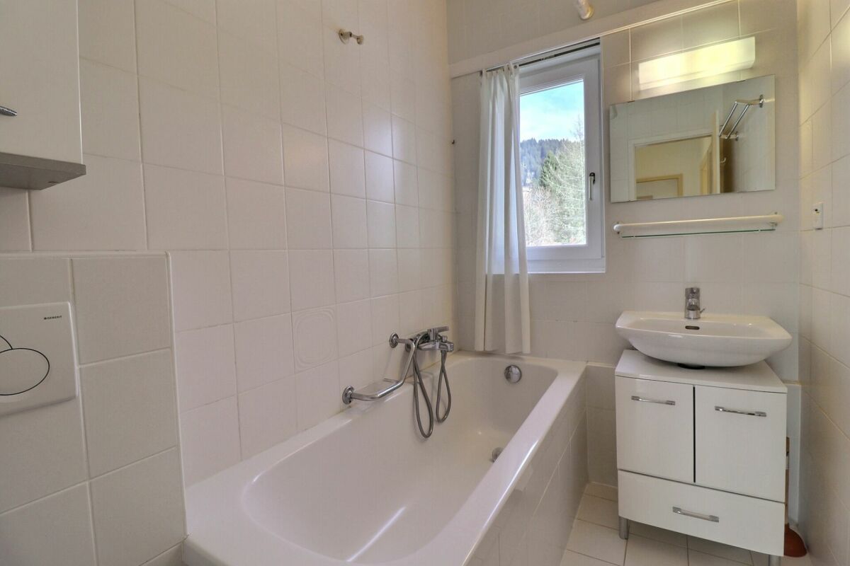 Badezimmer mit Badewanne und Waschtisch