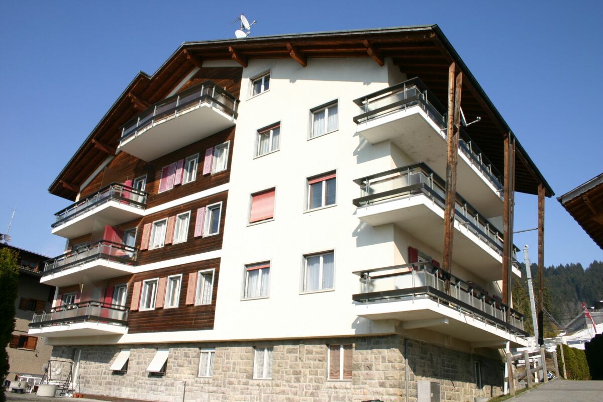 Alpenwohnhaus mit Balkonen