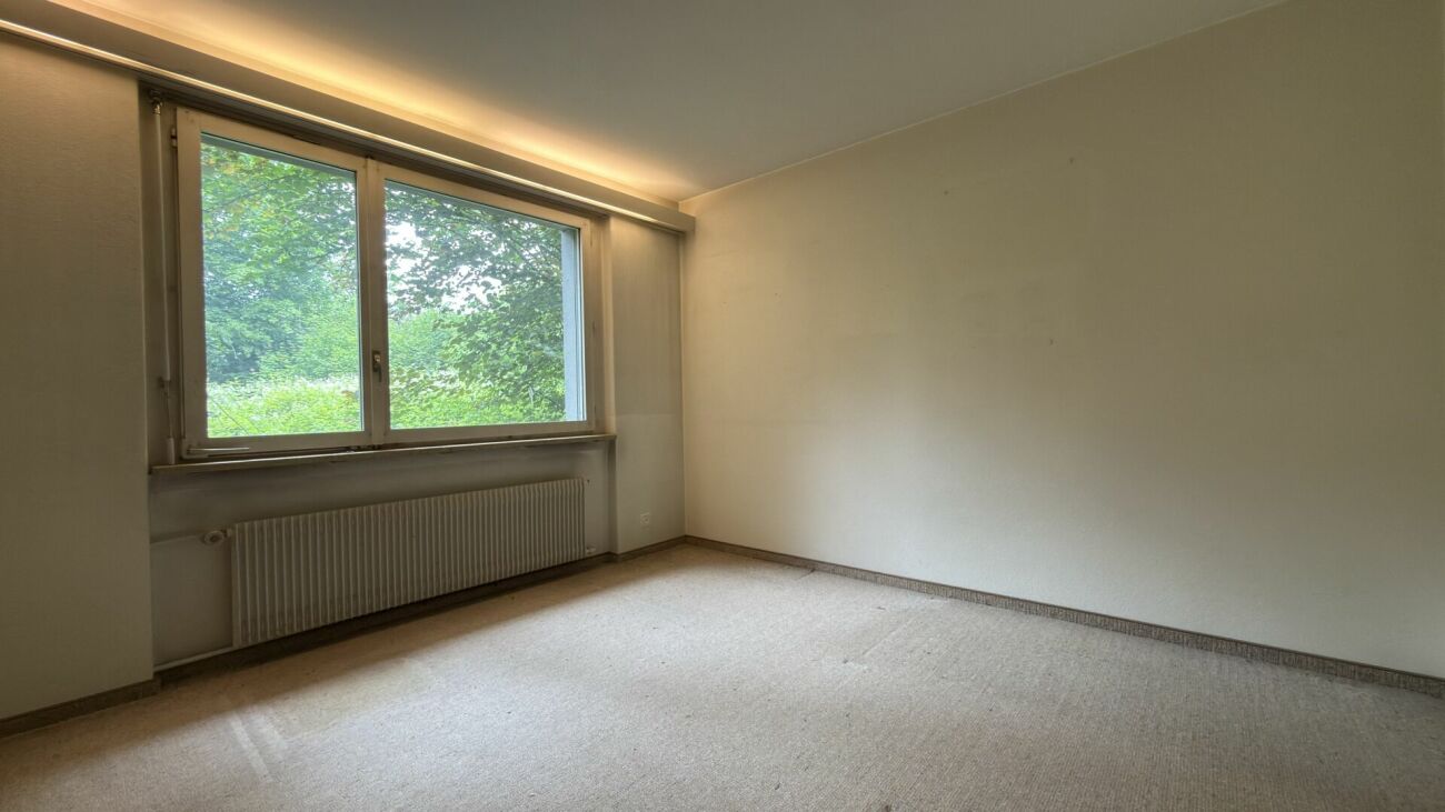 Leeres Zimmer mit großem Fenster