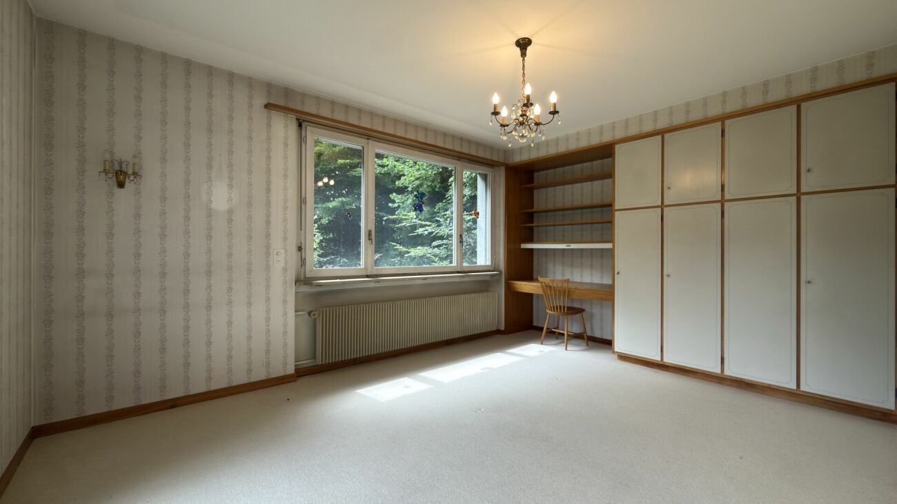 Leeres Schlafzimmer mit Einbauschränken und Fensterfront