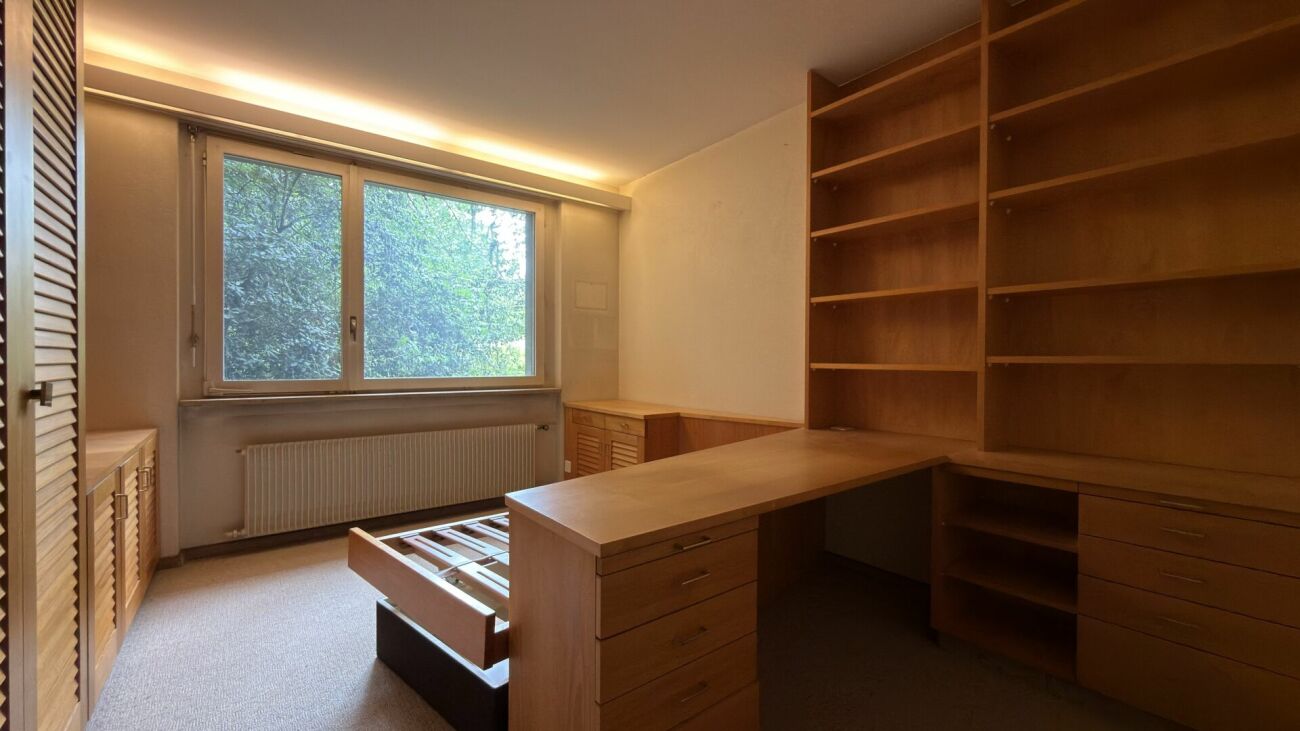 Holzarbeitszimmer mit Einbaumöbeln