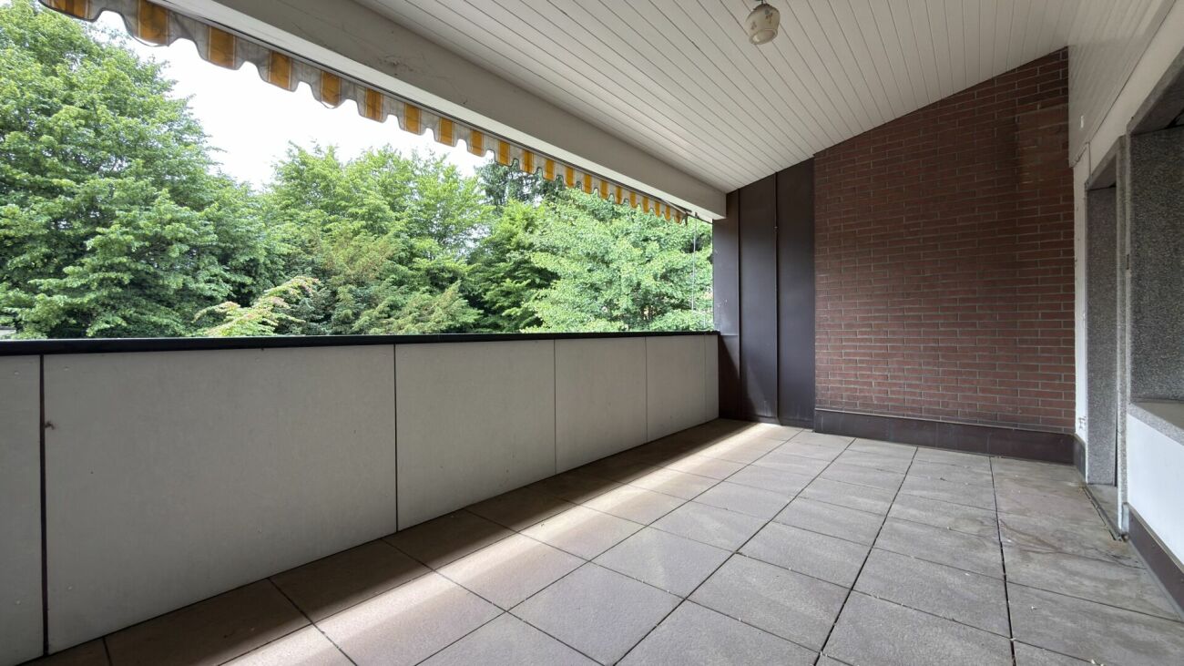 Überdachter Balkon mit Blick ins Grüne