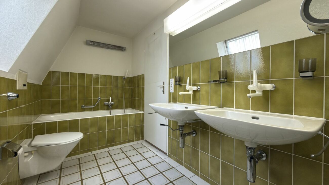 Badezimmer mit Doppelwaschbecken und Badewanne