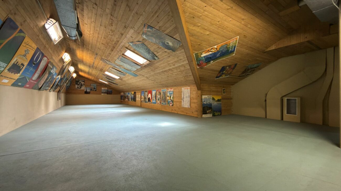 Großer Dachbodenraum mit Holzausbau