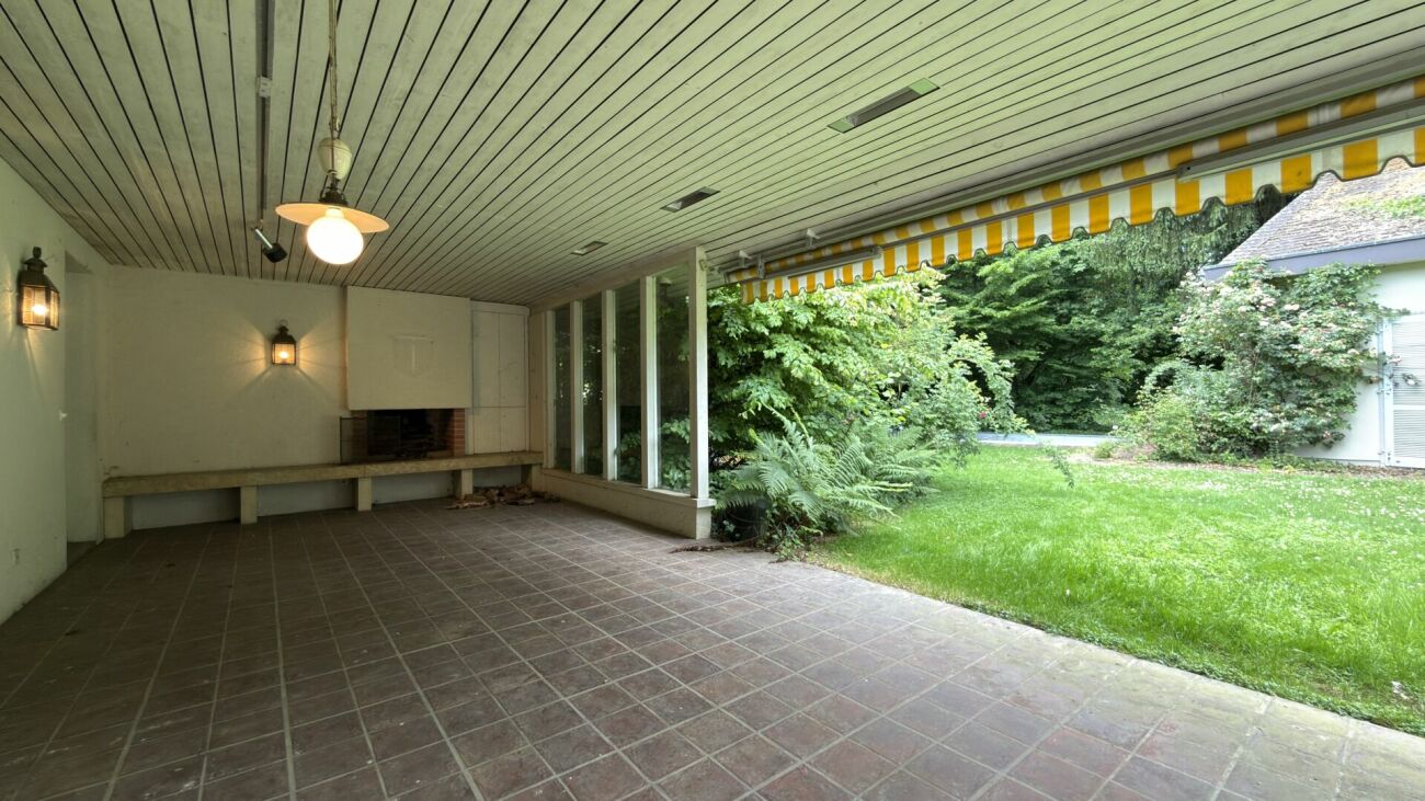 Überdachte Terrasse mit Gartenblick