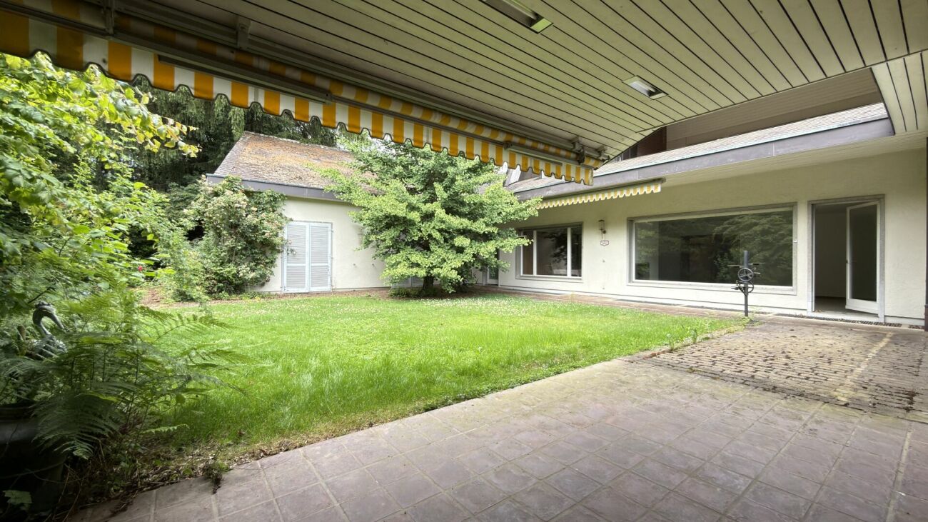 Überdachte Terrasse mit Gartenblick