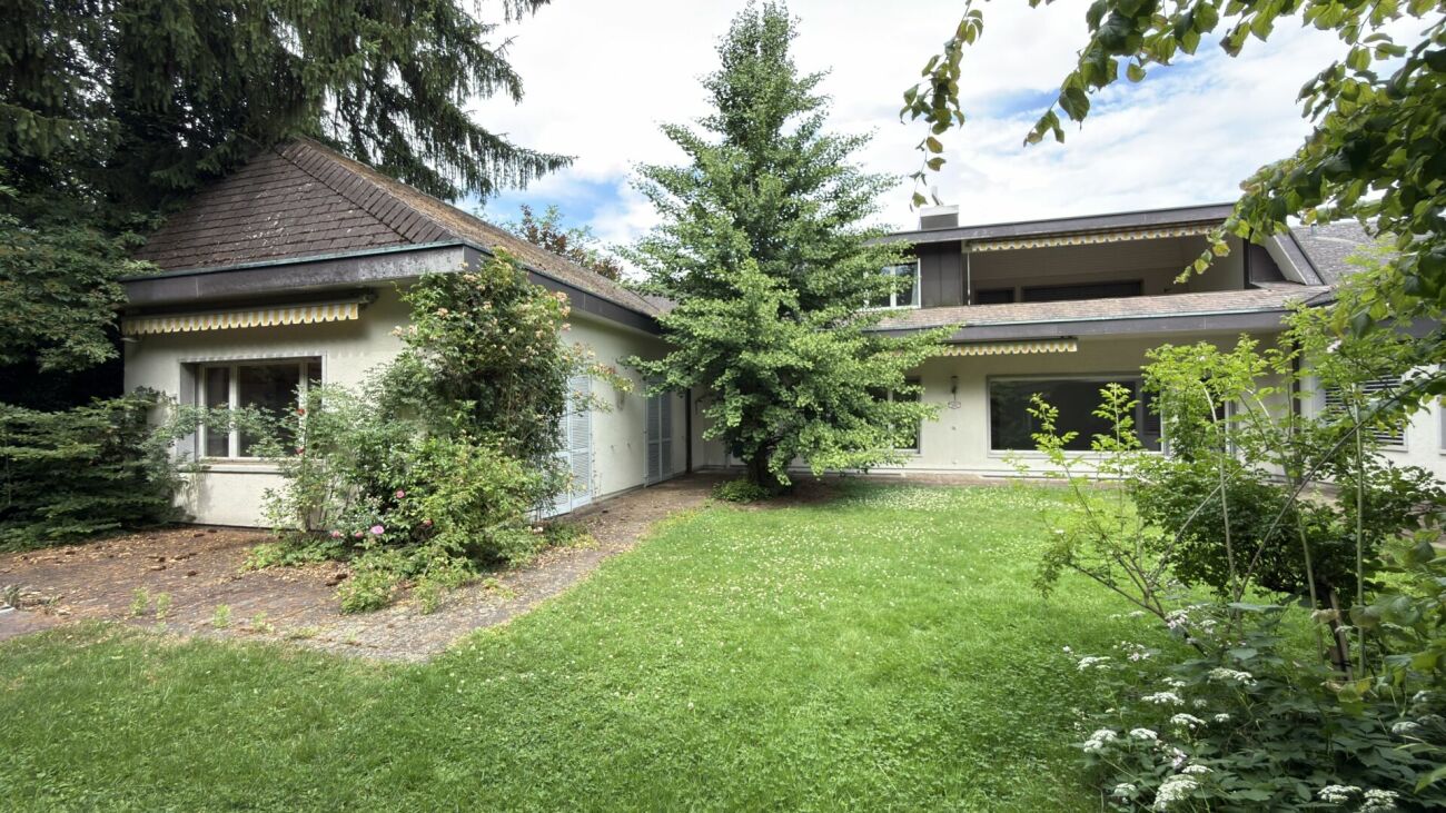 Gartenansicht eines Wohnhauses