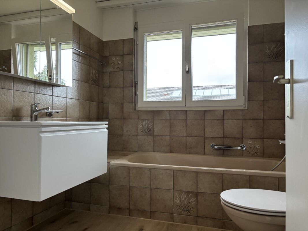 Badezimmer mit Badewanne und Fenster