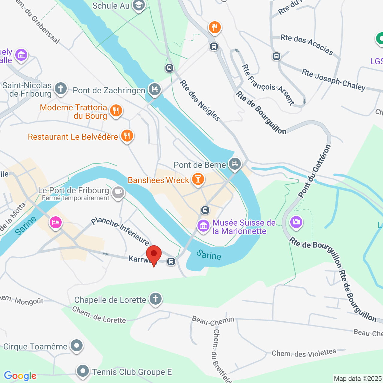 Kartenansicht eines Stadtgebiets mit Fluss und markierter Lage
