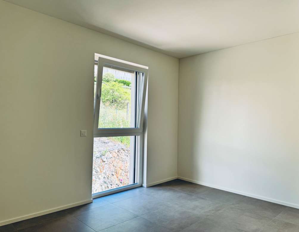 Leerer moderner Raum mit großem Fenster