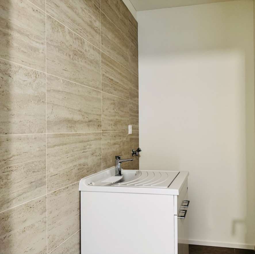 Hauswirtschaftsraum mit Waschbecken