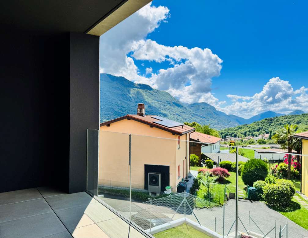 Balkon mit Berg- und Gartenblick