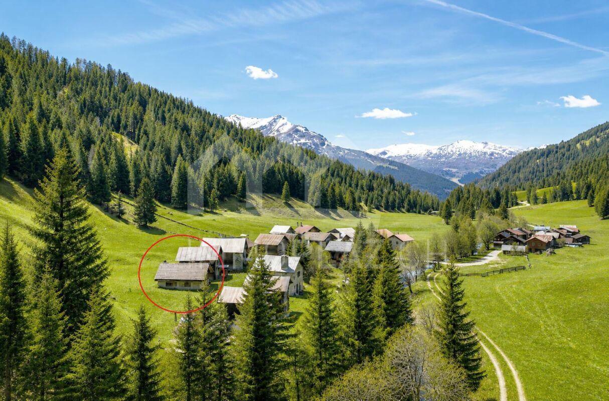 Alpine Landschaft mit verstreuten Berghäusern