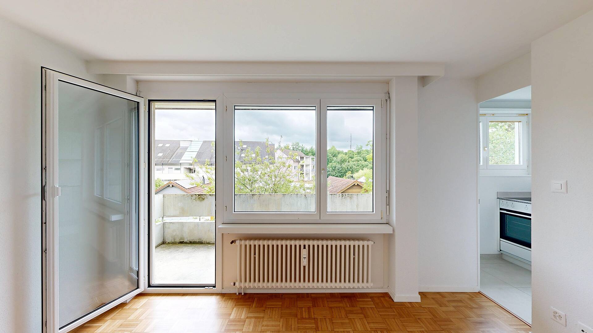 Heller Wohnraum mit Balkonblick