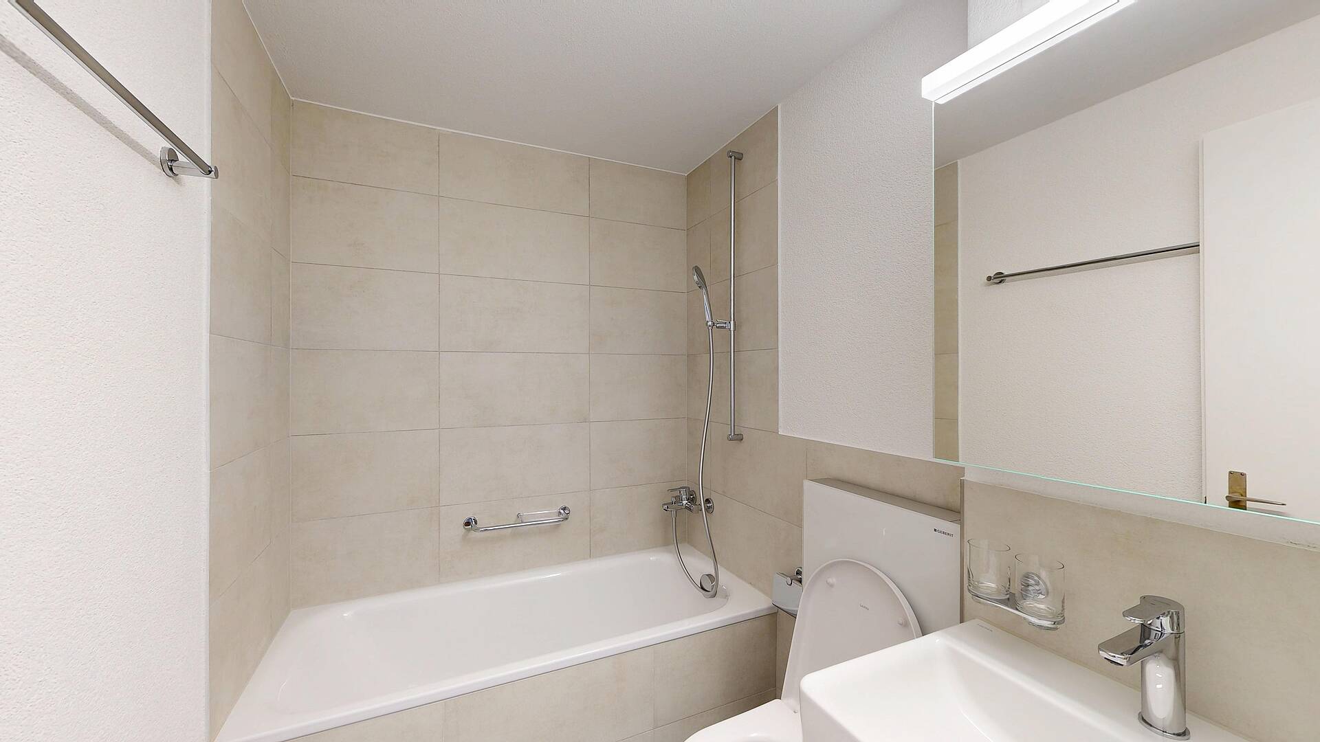 Modernes Badezimmer mit Wanne und Waschtisch