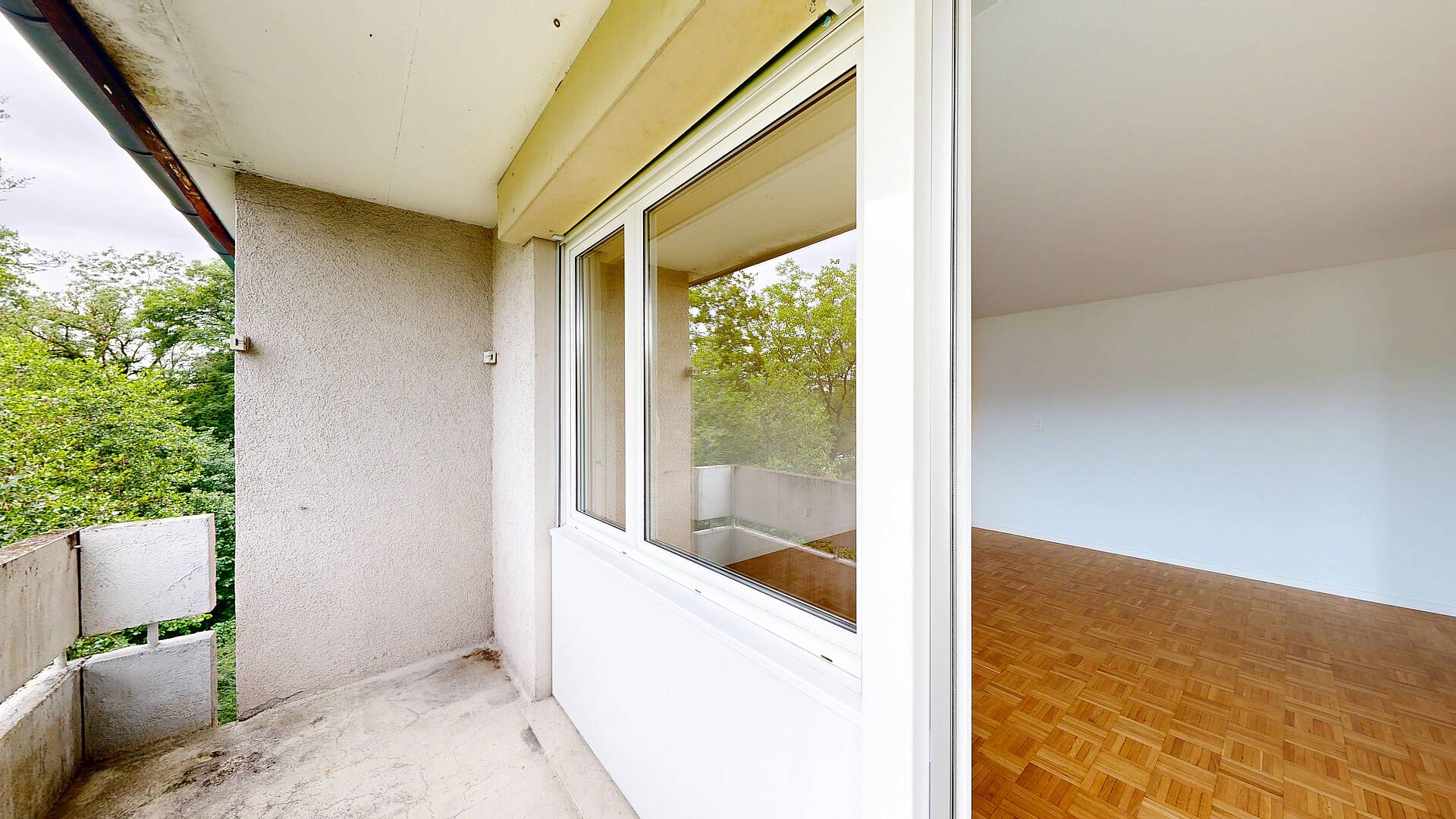 Balkon mit Blick ins leere Zimmer